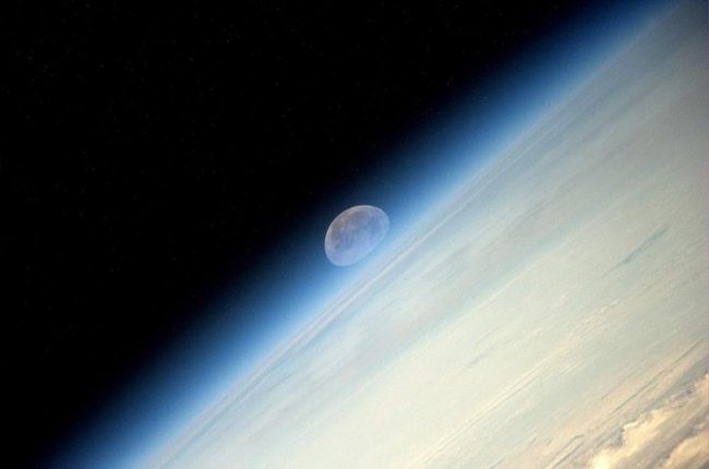 Суперлуние и закат Луны с орбиты МКС