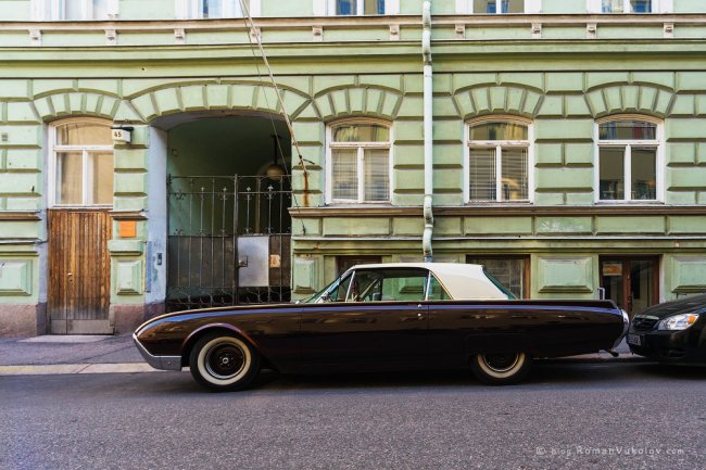 Старые автомобили на улицах финских городов