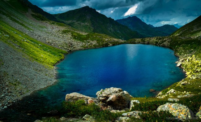 Озеро Семицветное на Кавказе