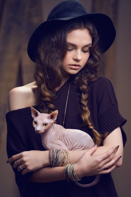 Девушки и кошки в Harper’s Bazaar Indonesia