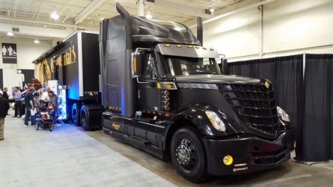 Выставка американских грузовиков в Канаде