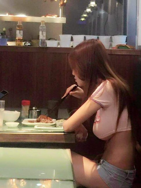 Китайская девушка в кафе