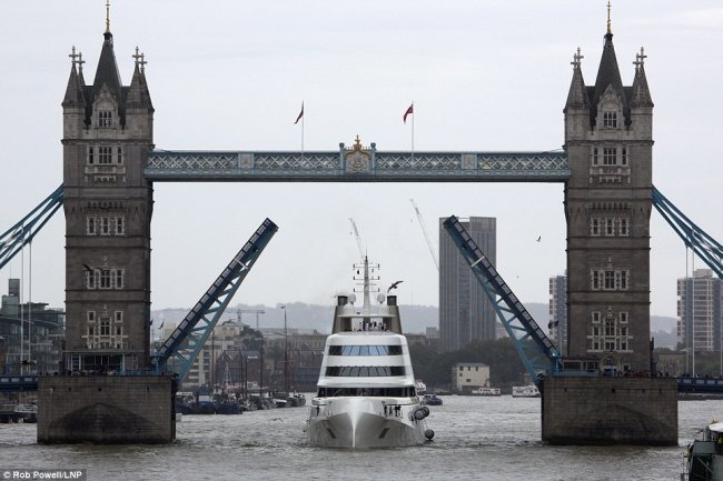 Роскошная яхта российского олигарха прибыла в Лондон