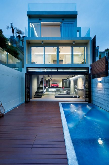 Дом со стеклянным гаражом в Гонконге