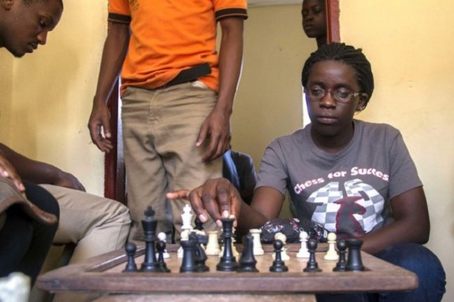 Шахматный гений из трущоб: как неграмотная африканская девочка стала настоящим гроссмейстером