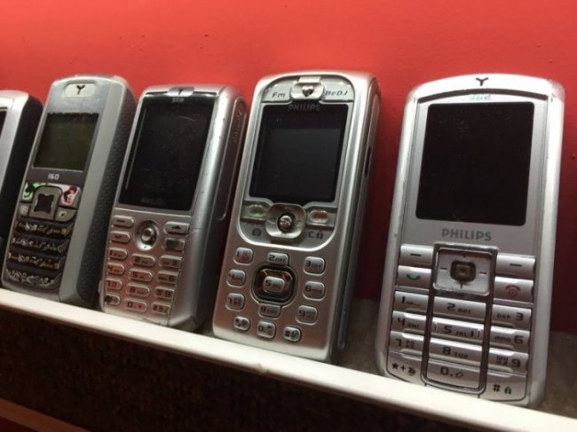 Внушительный музей старых мобильных телефонов