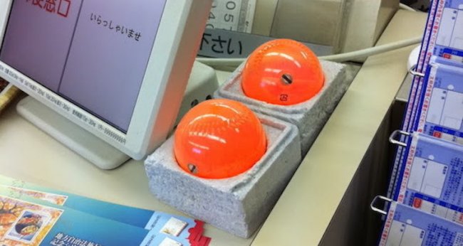 Для чего нужны такие оранжевые шары в японских магазинах?