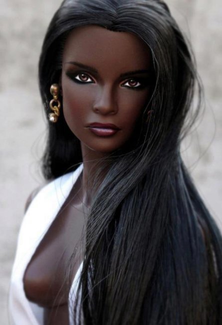 Duckie Thot – темнокожая модель с кукольной внешностью