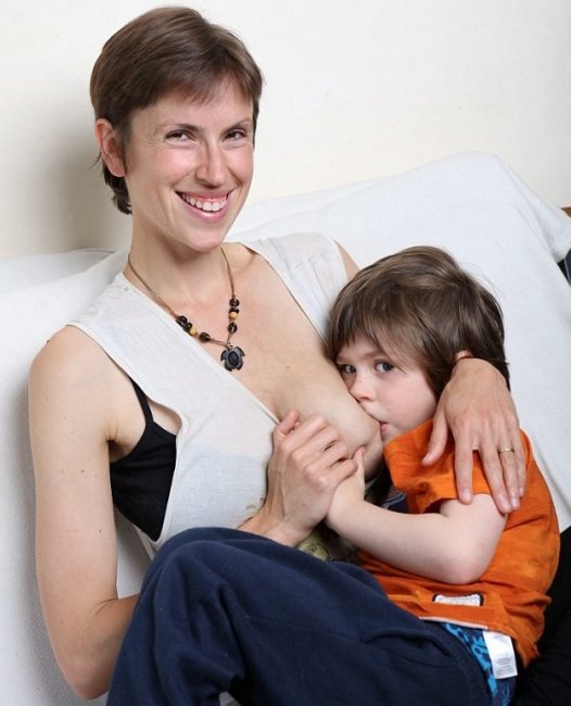 Британка планирует кормить дочь грудью до 10 лет