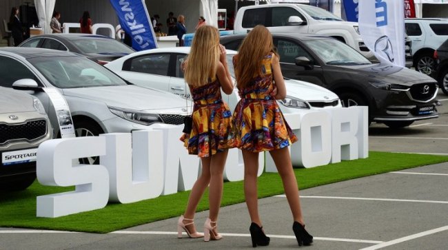Девушки на автовыставке во Владивостоке