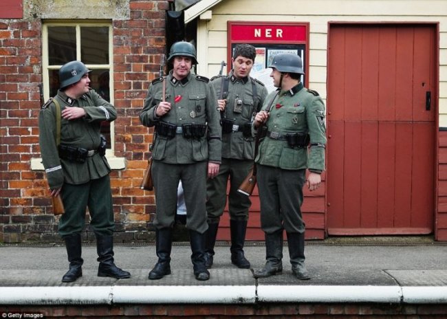 Фашисты на железнодорожной станции в Великобритани