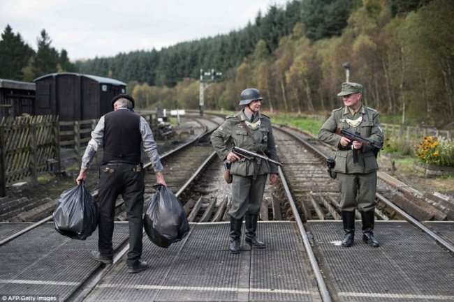 Фашисты на железнодорожной станции в Великобритани