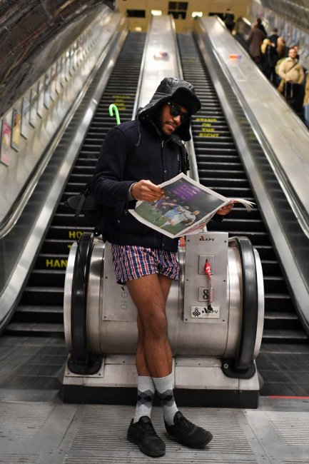 Их нравы: в метро без штанов