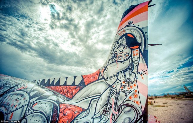 Граффити на кладбище самолетов в пустыне Аризоны