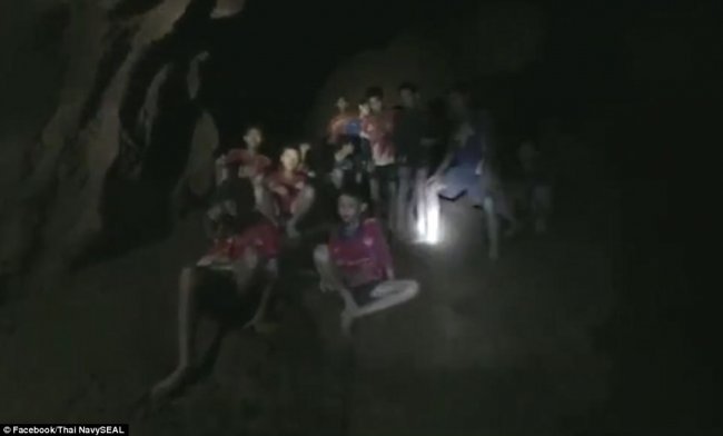 Найденные в Таиланде дети могут провести в пещере еще несколько месяцев
