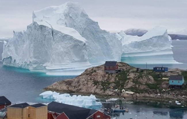 Гренландской деревне угрожает огромный айсберг