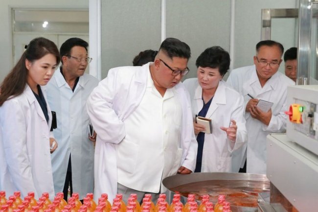 Ким Чен Ын инспектирует товары и объекты
