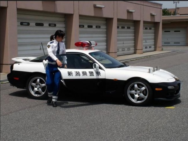 Крутые автомобили японских полицейских
