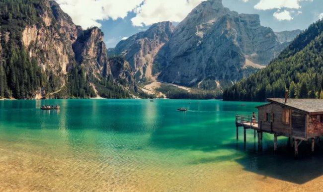 Сказочное изумрудное озеро в Альпах
