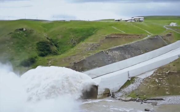 Невероятные зрелища спуска воды плотинами и самые производительные ГЭС мира
