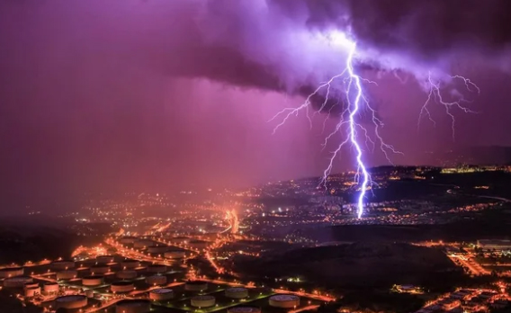10 невероятных ударов молнии, снятых на камеру