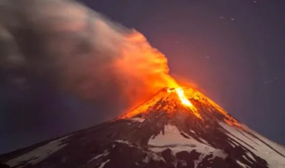 9 невероятных извержений вулканов, которые засняли на камеру