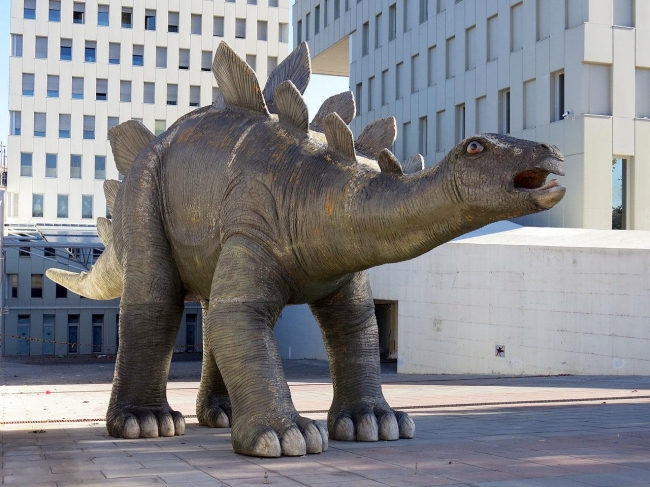 В Испании в статуе динозавра был найден труп мужчины. Он пытался достать из него смартфон