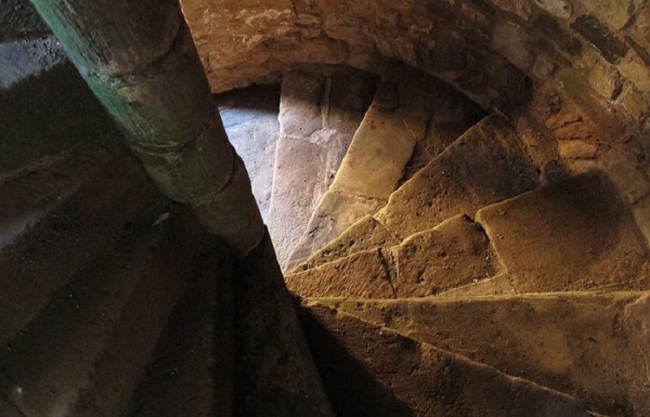 Почему в средневековых замках винтовые лестницы делали по часовой стрелке