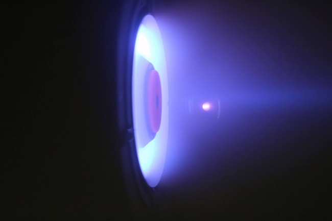 Роскосмос впервые испытал электроракетный двигатель на криптоне для проекта «Сфера»