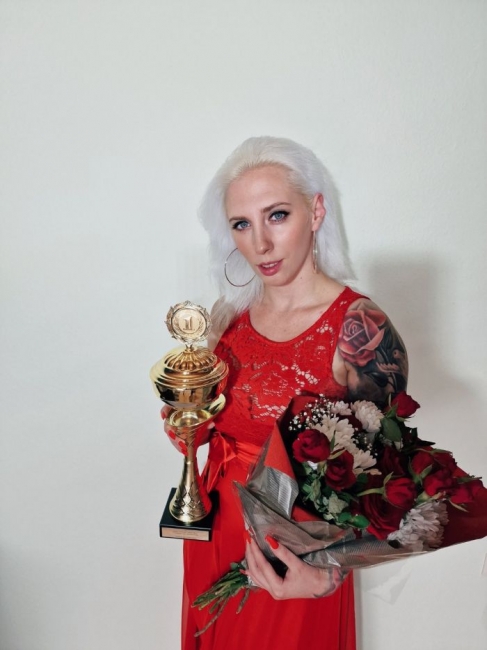Победительница секс-чемпионата в Швеции показала кубок и рассказала о мечте