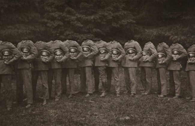 Зачем в XIX веке фотографировались без головы