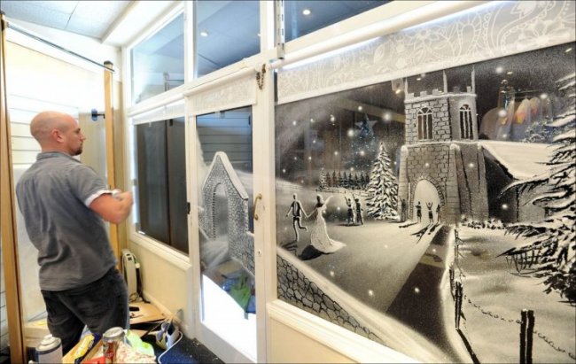 Рисунки искусственным снегом на стекле