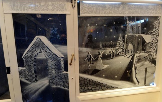 Рисунки искусственным снегом на стекле