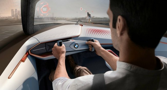 Компания BMW намерена в автономные автомобили устанавливать руль и педали