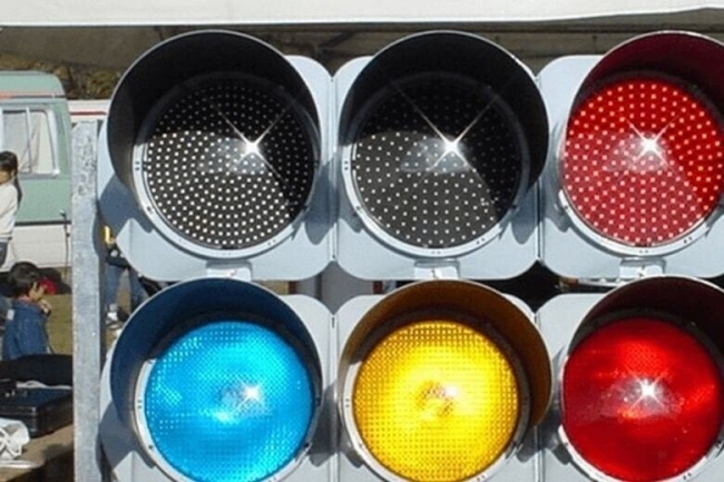 Почему в Японии разрешающий сигнал светофора синий